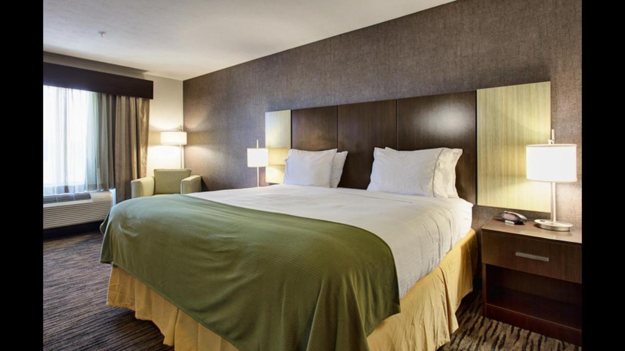 Holiday Inn Express & Suites North Fremont By Ihg Bagian luar foto