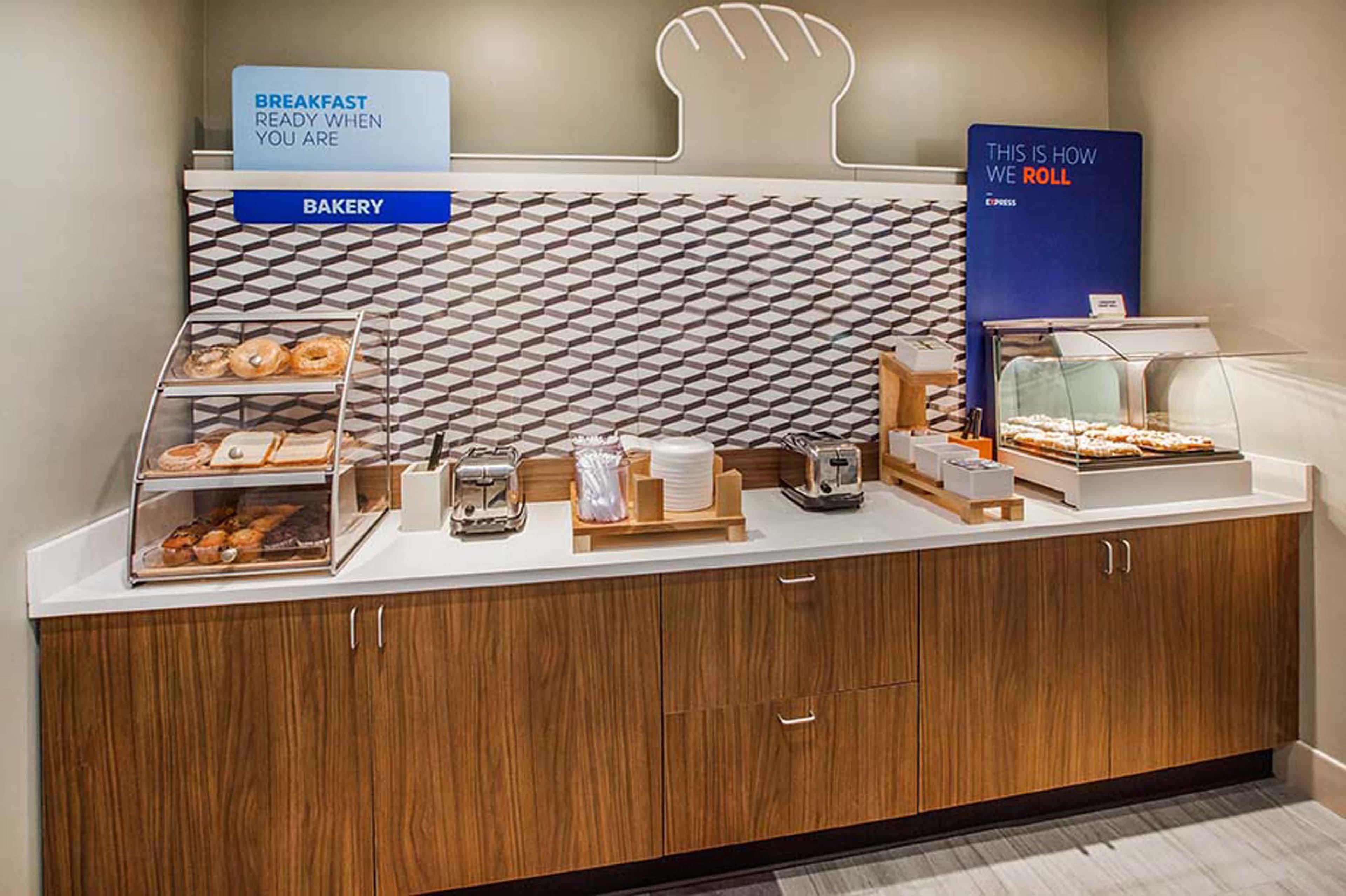 Holiday Inn Express & Suites North Fremont By Ihg Bagian luar foto