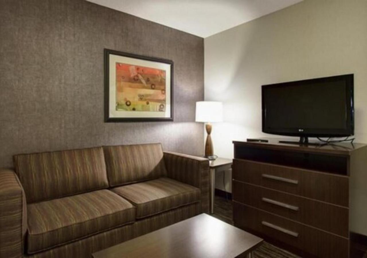 Holiday Inn Express & Suites North Fremont By Ihg Bagian luar foto