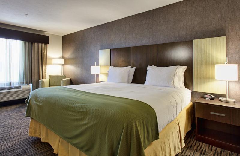 Holiday Inn Express & Suites North Fremont By Ihg Bagian luar foto